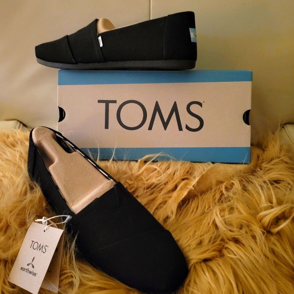 Womens New in Box Never Worn Black TOMS